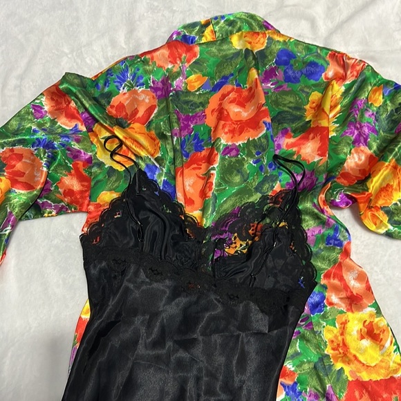 Vintage Victoria’s Secret Silky Robe and Slip on - Picture 9 of 10